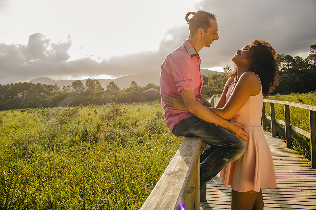 casal se olhando e o namorado sentado