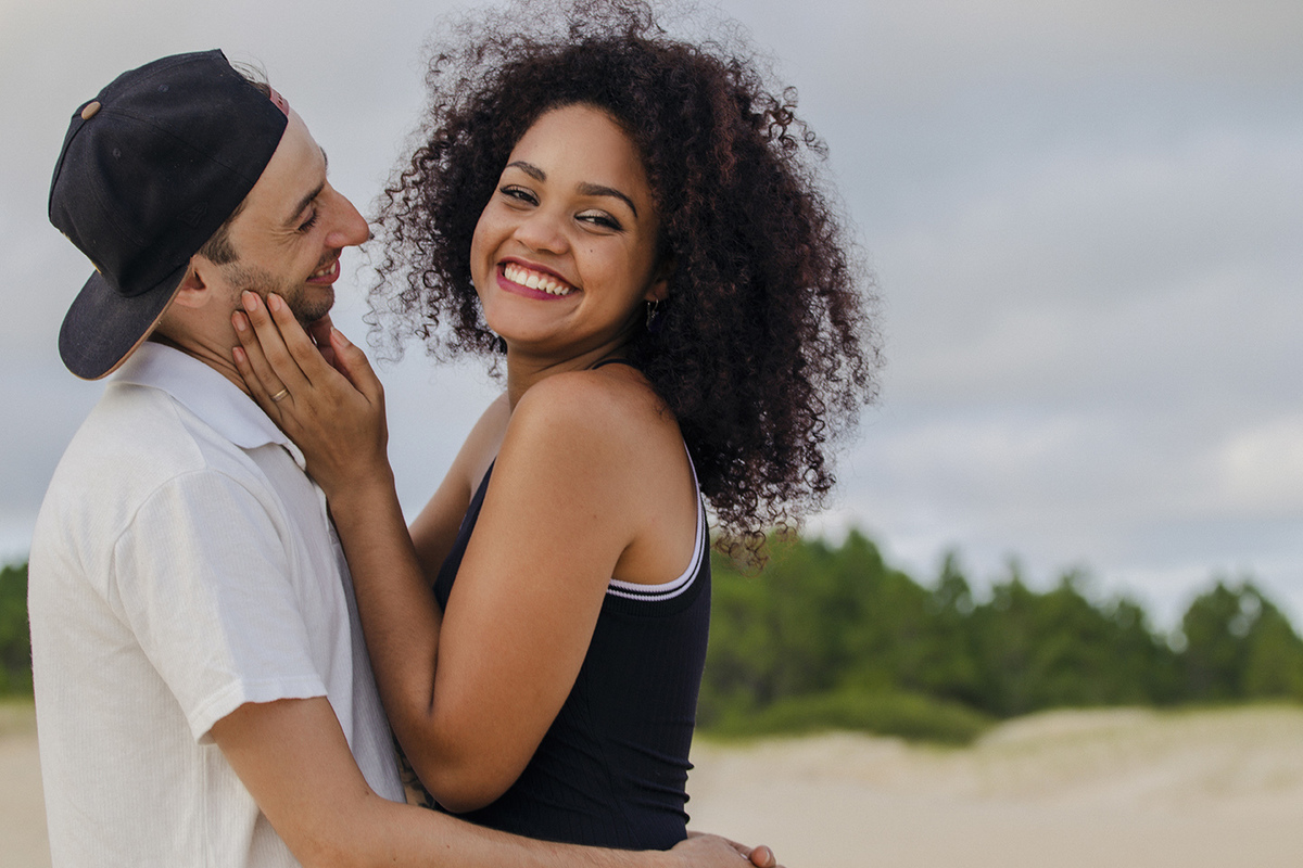 namorados abracados sorrindo
