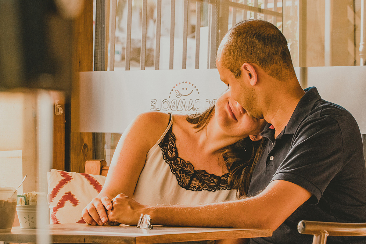 namorada deitada no ombro do namorado