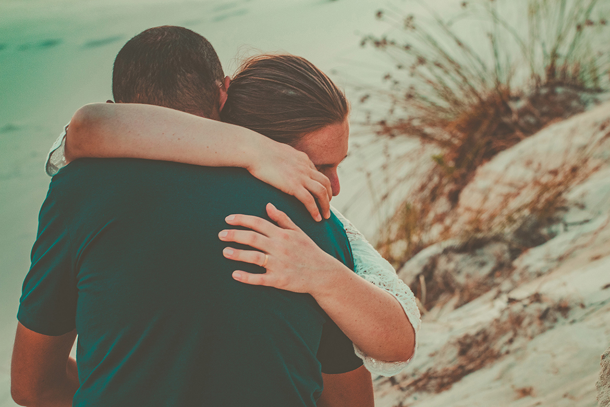 namorada abraçando o namorado