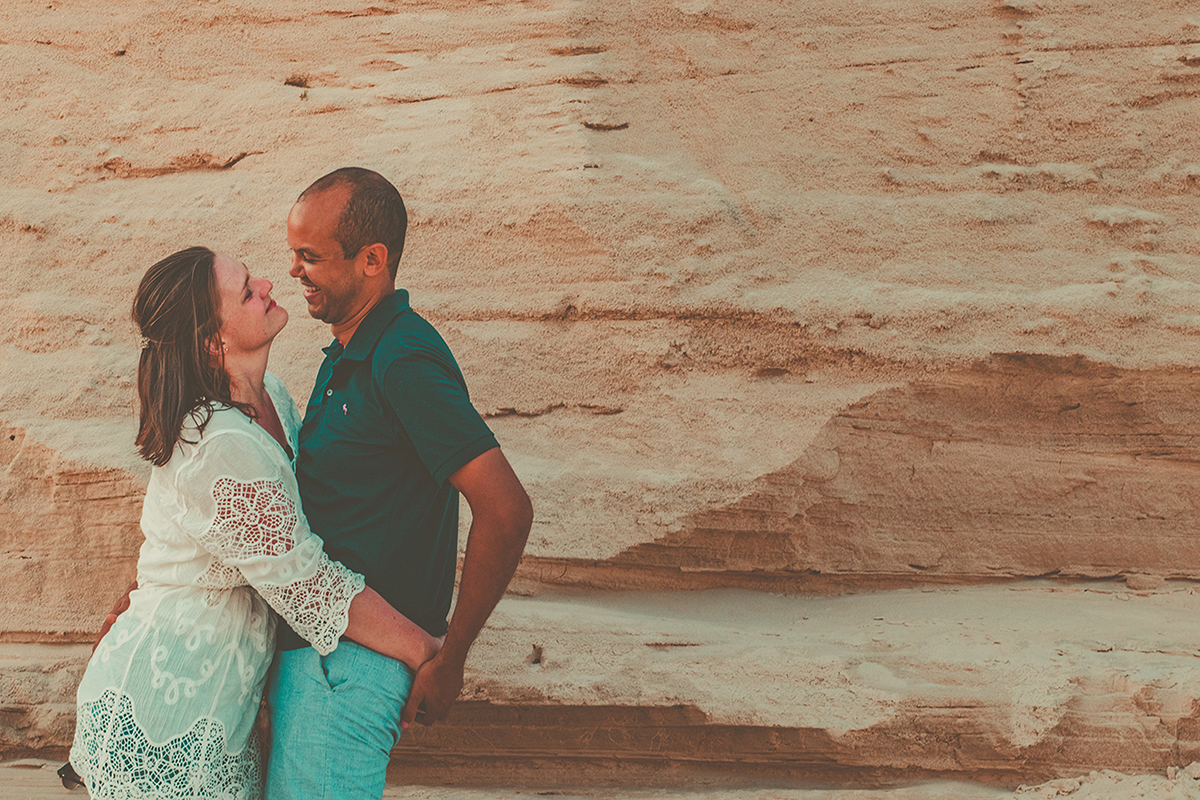 casal sorrindo de maos dadas