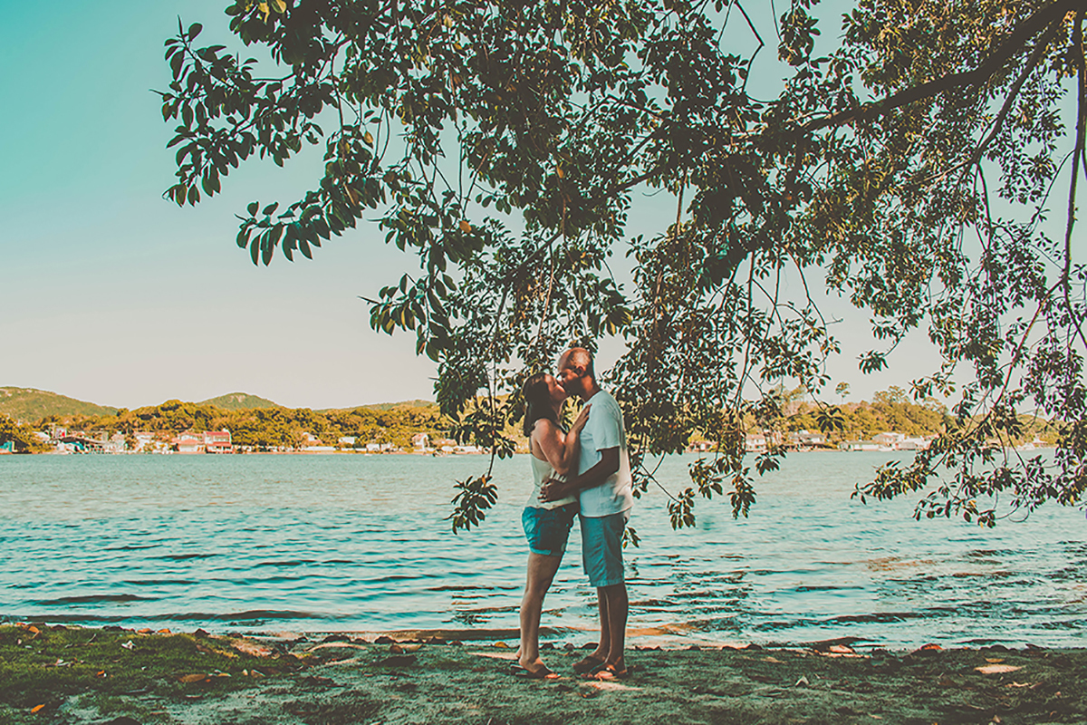 casal de pé se beijando 