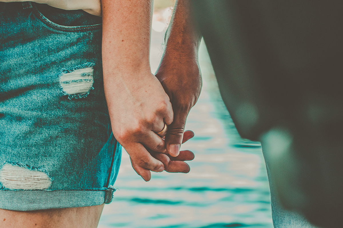 detalhe de mãos dadas