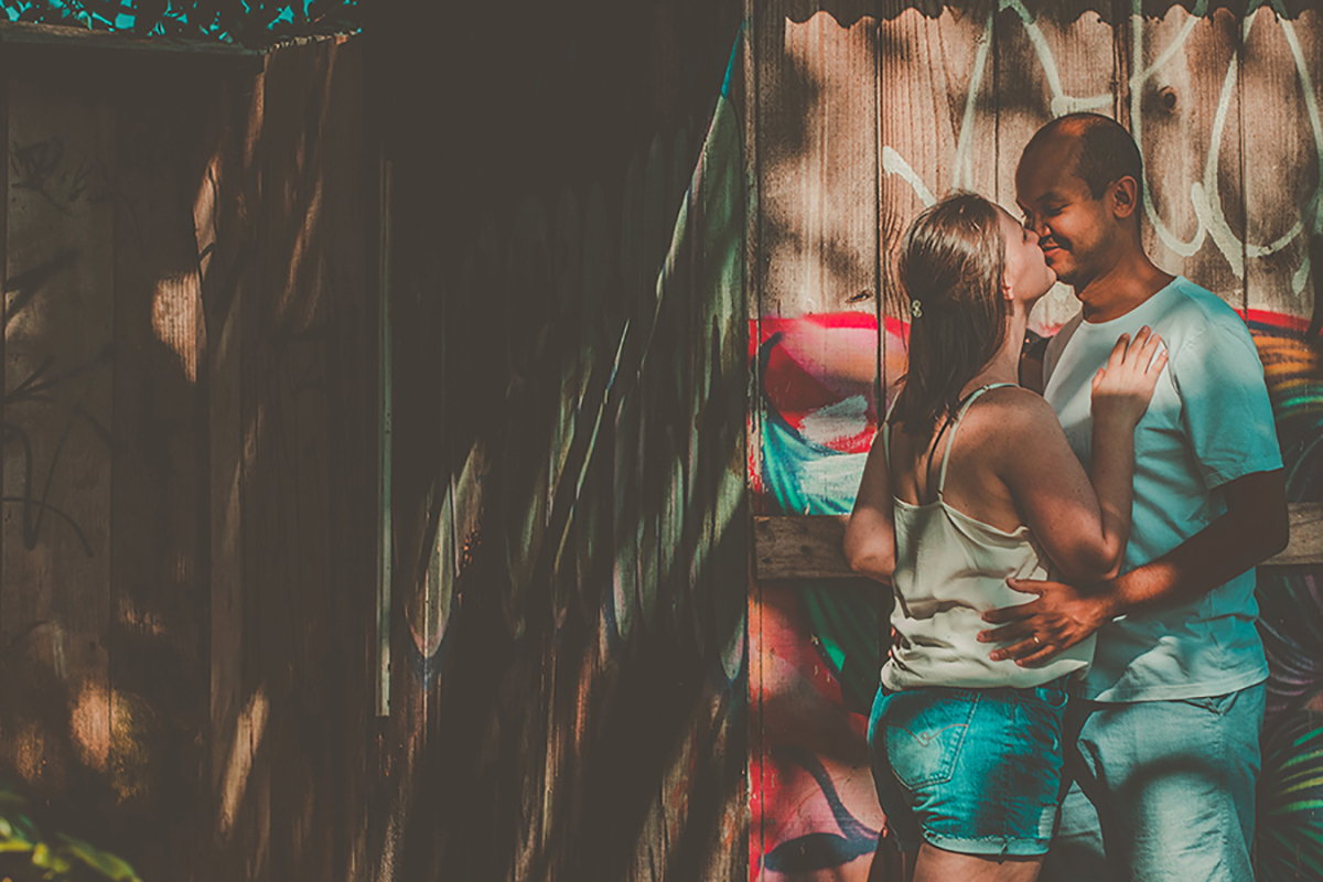 casal se olhando de nariz colado