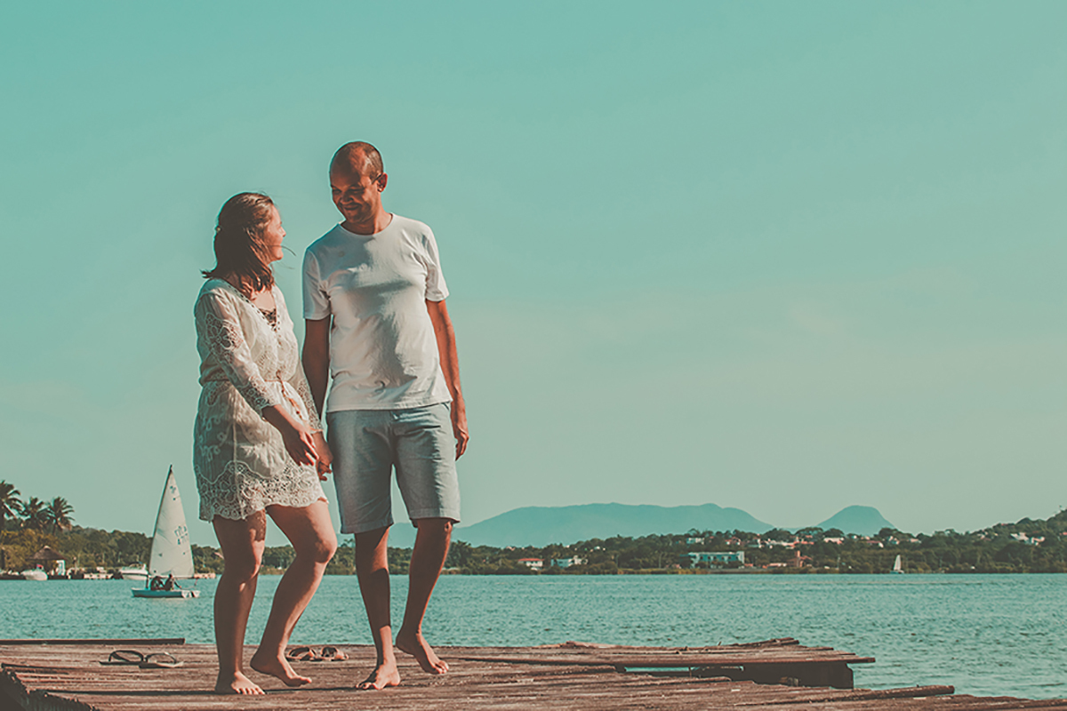 casal caminhando e conversando