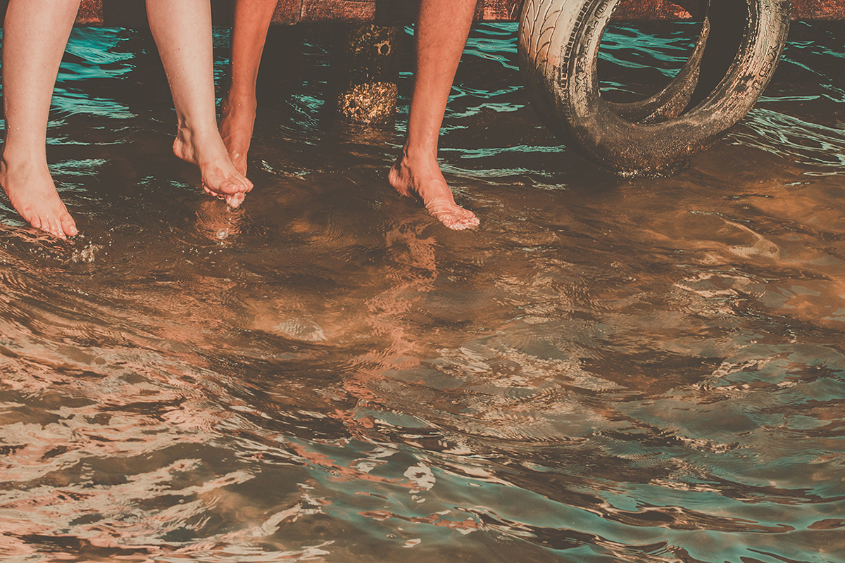pés do casal na agua