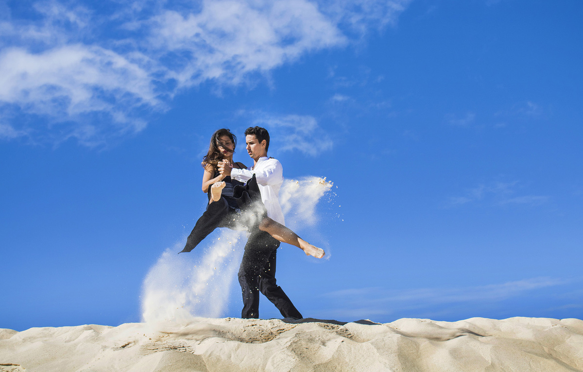 casal dancando nas dunas