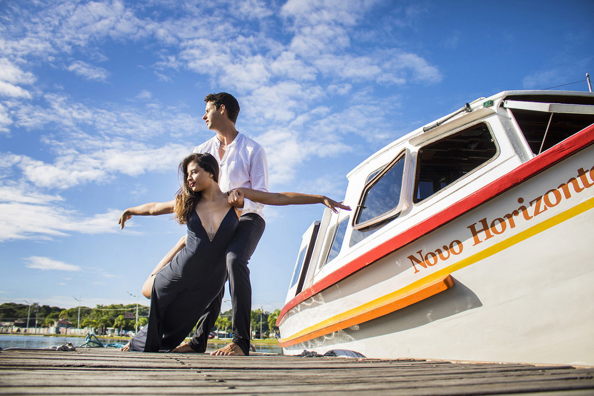 casal olhando pro lado no deck