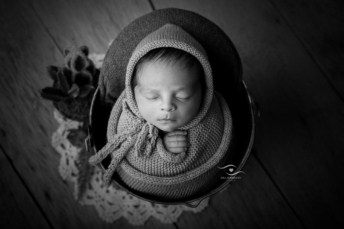 kika, rodrigues, newborn, guarulhos, recemnascido, baby, fotografo, estudio, fotografia, ensaionewborn, cinza, boho, classico, chique, rustico, elegante, sofisticado, luxo, artesanal, artesanato, croche, macrame, baldinho com touca preto e branco