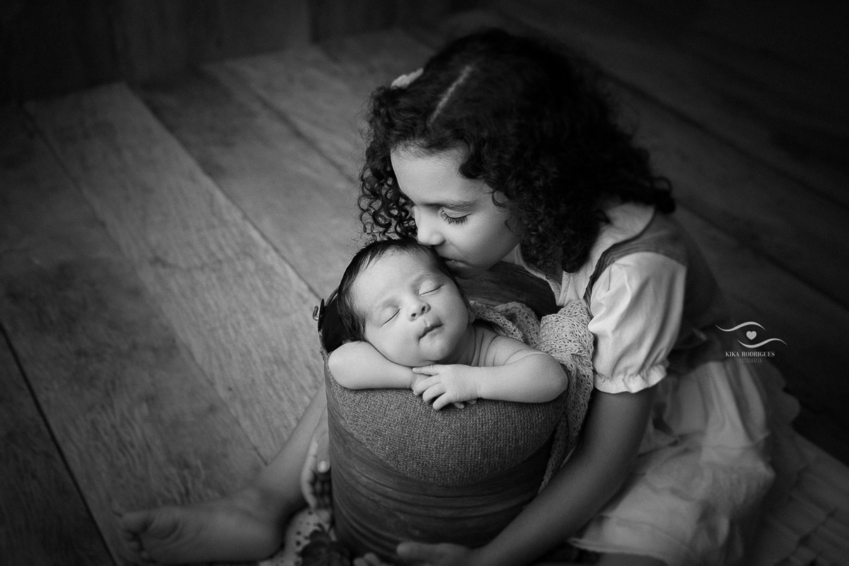 kika, rodrigues, newborn, guarulhos, recemnascido, baby, fotografo, estudio, fotografia, ensaionewborn, cinza, boho, classico, chique, rustico, elegante, sofisticado, luxo, artesanal, artesanato, croche, macrame, irmã beijando irmão no baldinho