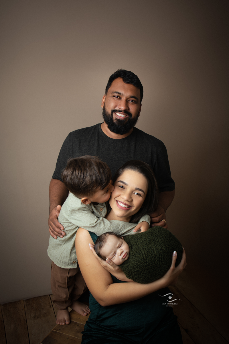 kika, rodrigues, newborn, guarulhos, recemnascido, baby, fotografo, estudio, fotografia, ensaionewborn, cinza, boho, classico, chique, rustico, elegante, sofisticado, luxo, artesanal, artesanato, croche, macrame, família completa, irmãos, papais, beijinho