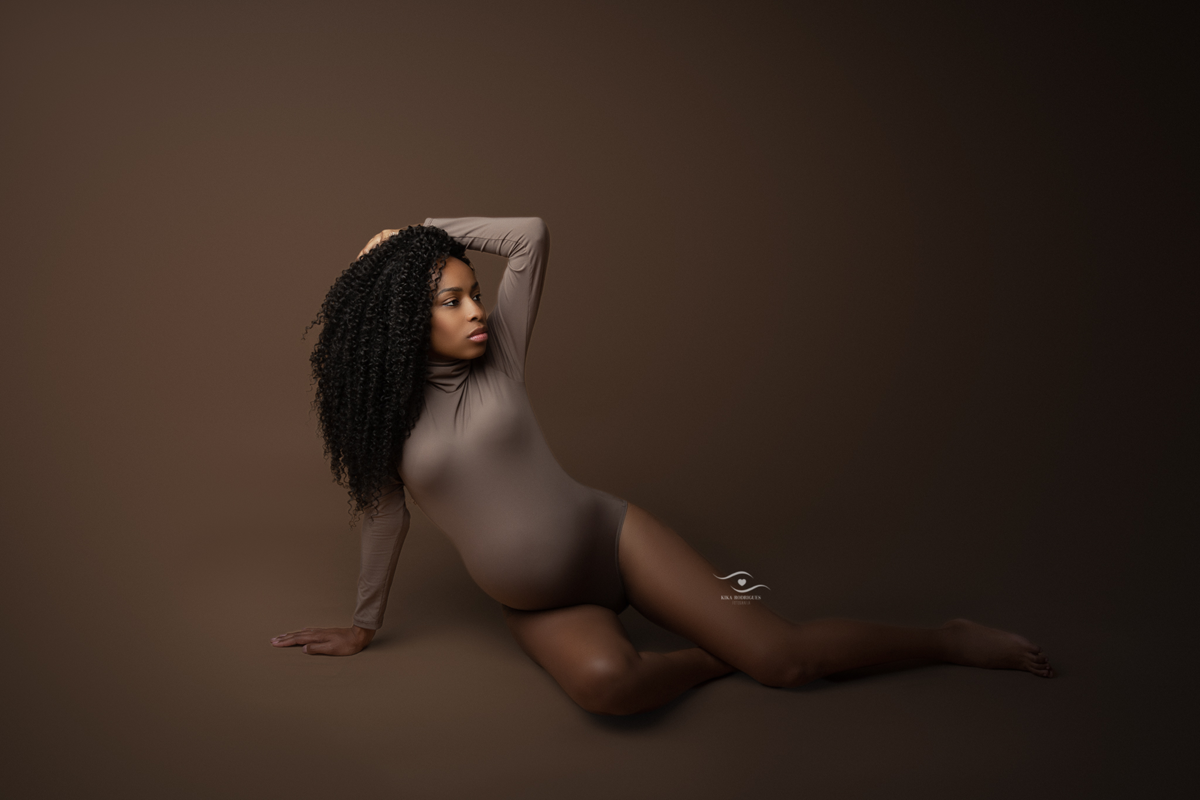ensaio gestante, estúdio fotográfico em guarulhos, barriga, marrom, clássico, luxo, boho, macrame, croche, bebê barriga, negra, mulher preta, sentada, poses no chão