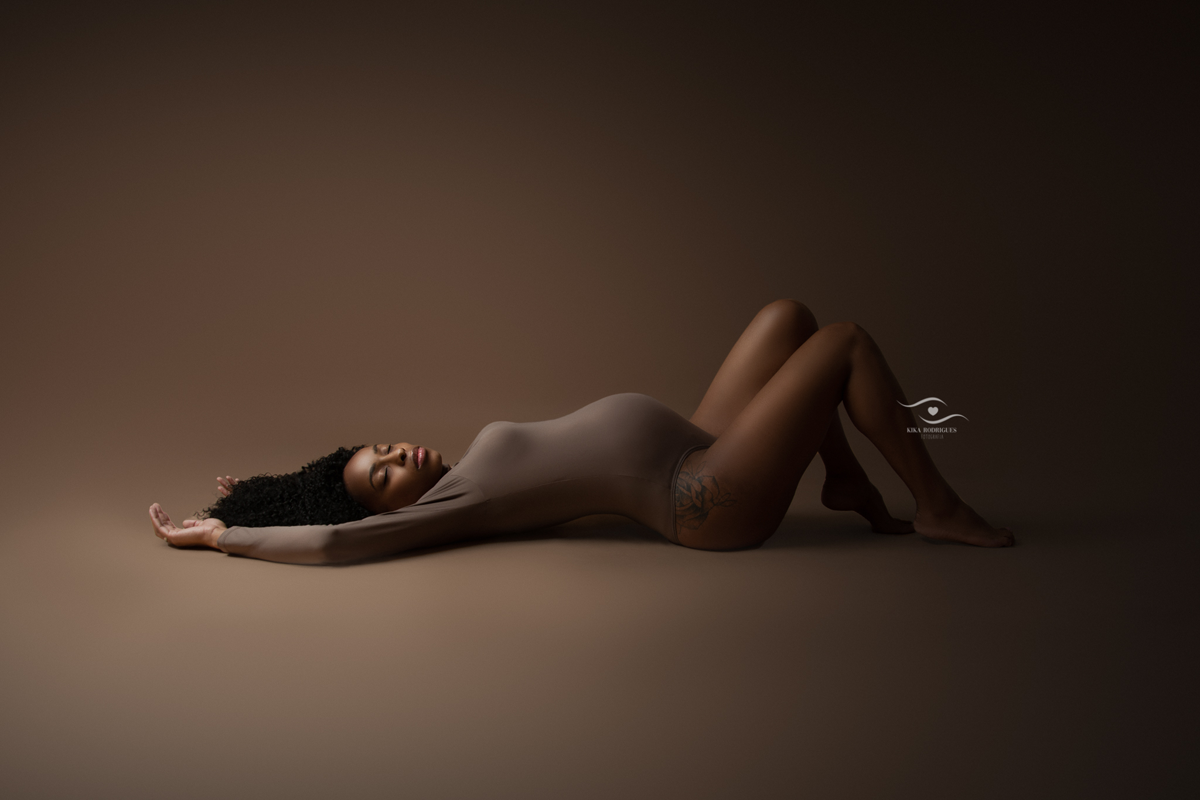 ensaio gestante, estúdio fotográfico em guarulhos, barriga, marrom, clássico, luxo, boho, macrame, croche, bebê barriga, negra, mulher preta, deitada, poses no chão