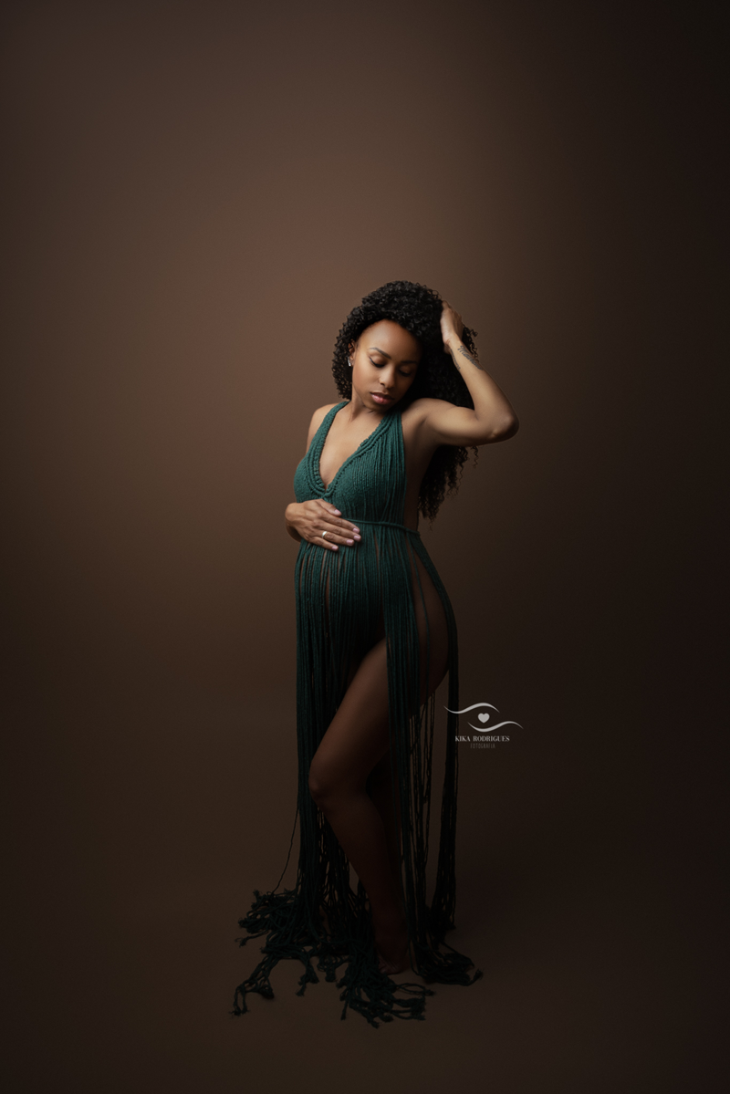 ensaio gestante, estúdio fotográfico em guarulhos, barriga, marrom, clássico, luxo, boho, macrame, croche, bebê barriga, negra, mulher preta, sentada, poses no chão, verde, vestido longo