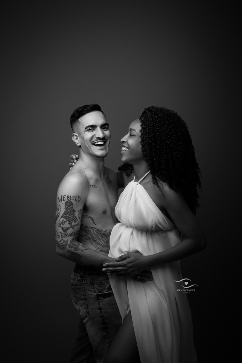 ensaio gestante, estúdio fotográfico em guarulhos, barriga, marrom, clássico, luxo, boho, macrame, croche, bebê barriga, negra, mulher preta, pai, mãe, família, sentimento, alegria, expontânea, preto e branco, pb