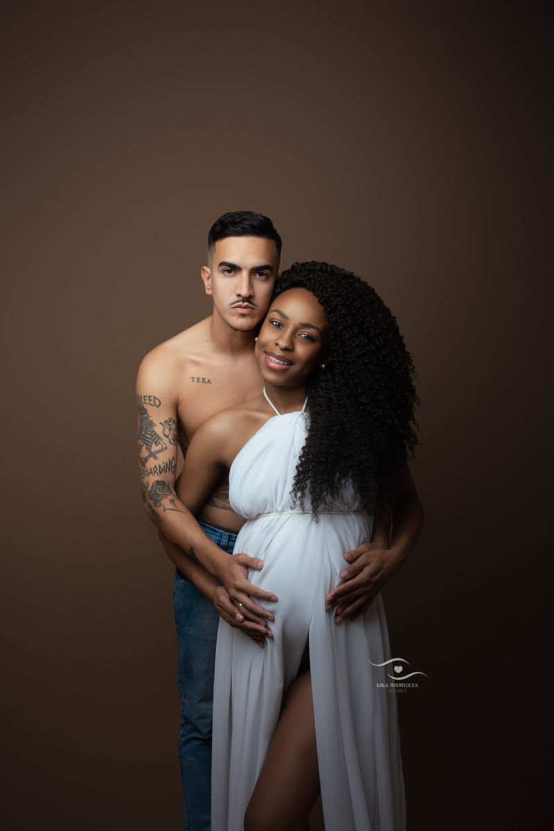 ensaio gestante, estúdio fotográfico em guarulhos, barriga, marrom, clássico, luxo, boho, macrame, croche, bebê barriga, negra, mulher preta, pai, mãe, família, sentimento, sorriso, alegria