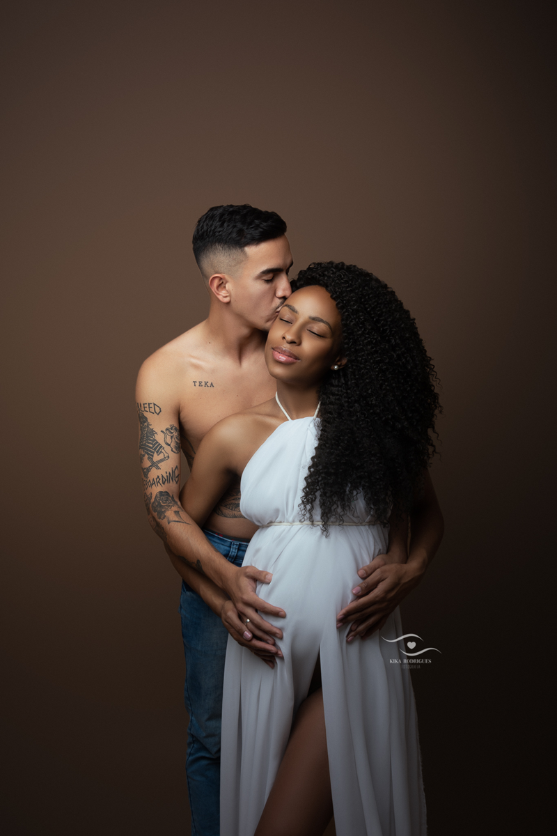 ensaio gestante, estúdio fotográfico em guarulhos, barriga, marrom, clássico, luxo, boho, macrame, croche, bebê barriga, negra, mulher preta, pai, mãe, família, sentimento