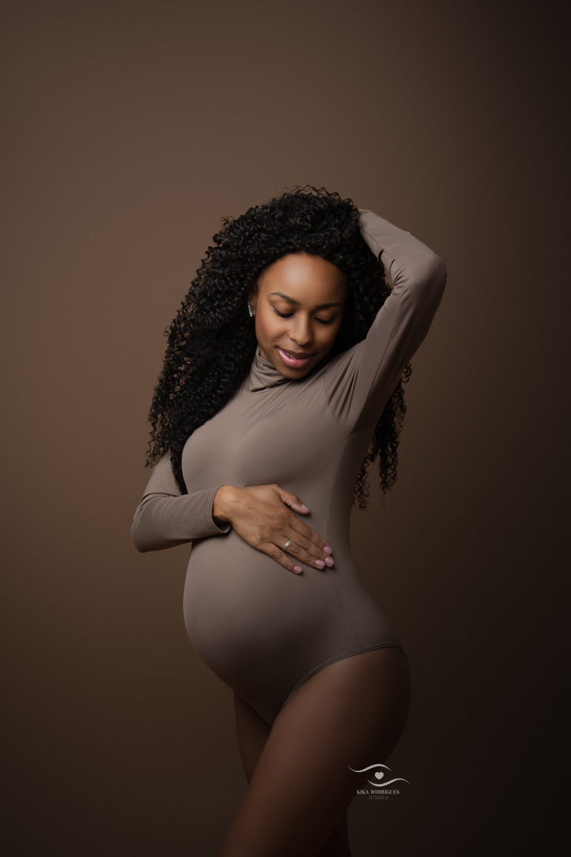 ensaio gestante, estúdio fotográfico em guarulhos, barriga, marrom, clássico, luxo, boho, macrame, croche, bebê barriga, negra, mulher preta
