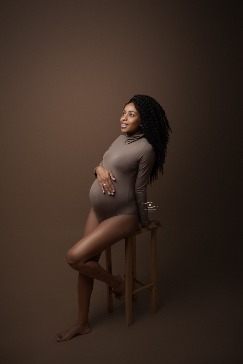 ensaio gestante, estúdio fotográfico em guarulhos, barriga, marrom, clássico, luxo, boho, macrame, croche, bebê barriga, amor de mãe, negra, mulher preta