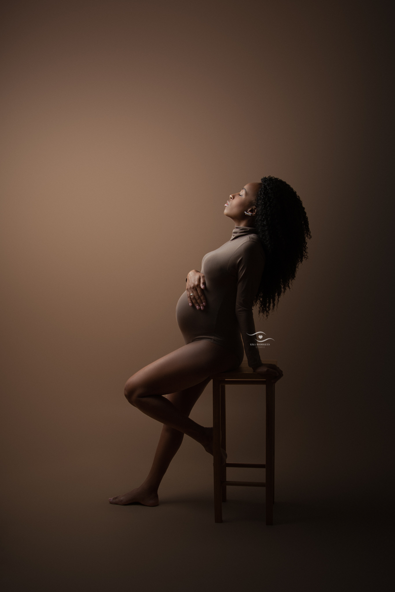 ensaio gestante, estúdio fotográfico em guarulhos, barriga, marrom, clássico, luxo, boho, macrame, croche, bebê barriga, banco, contraluz 