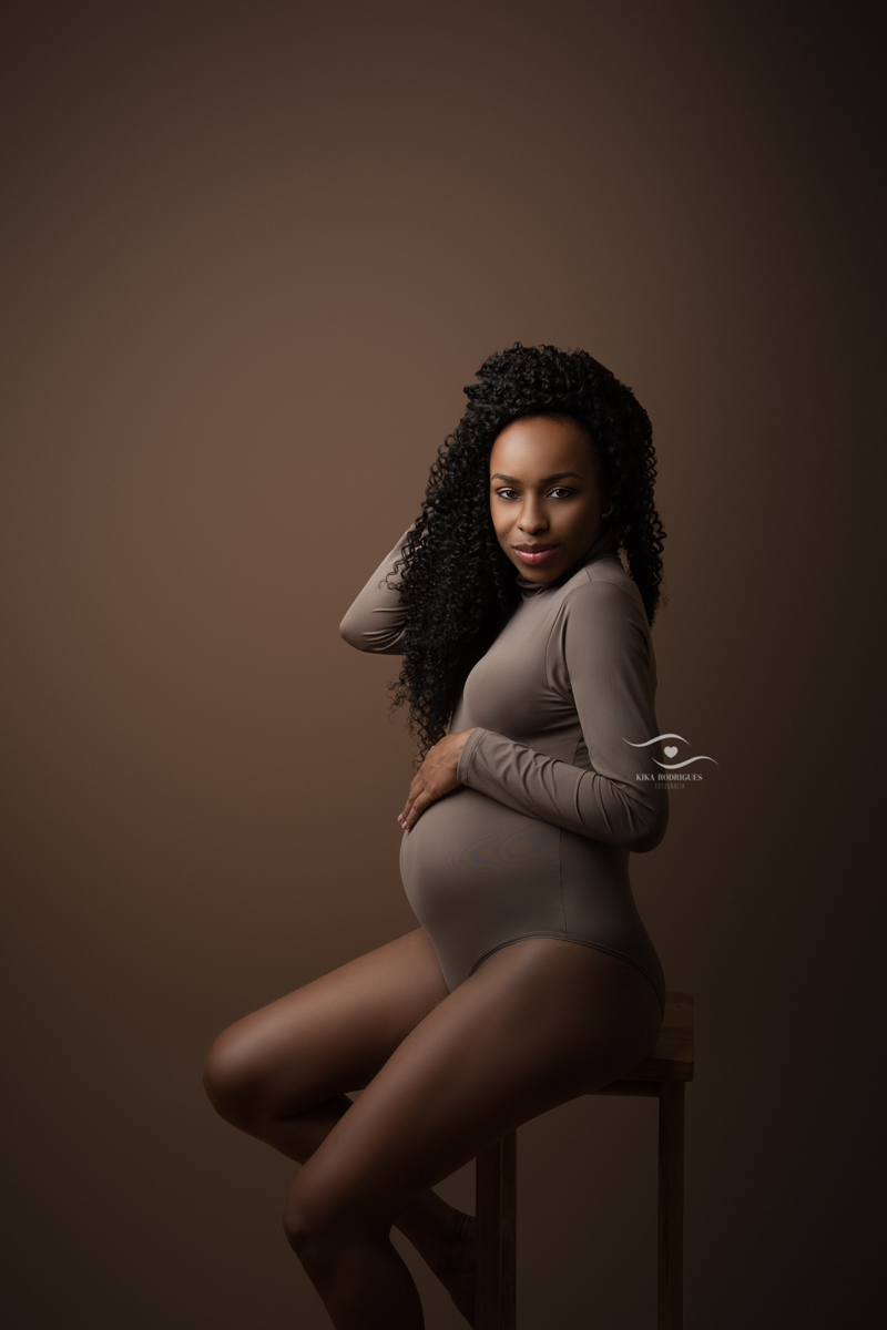 ensaio gestante, estúdio fotográfico em guarulhos, barriga, marrom, clássico, luxo, boho, macrame, croche, bebê barriga, negra, mulher preta, banco, curvas