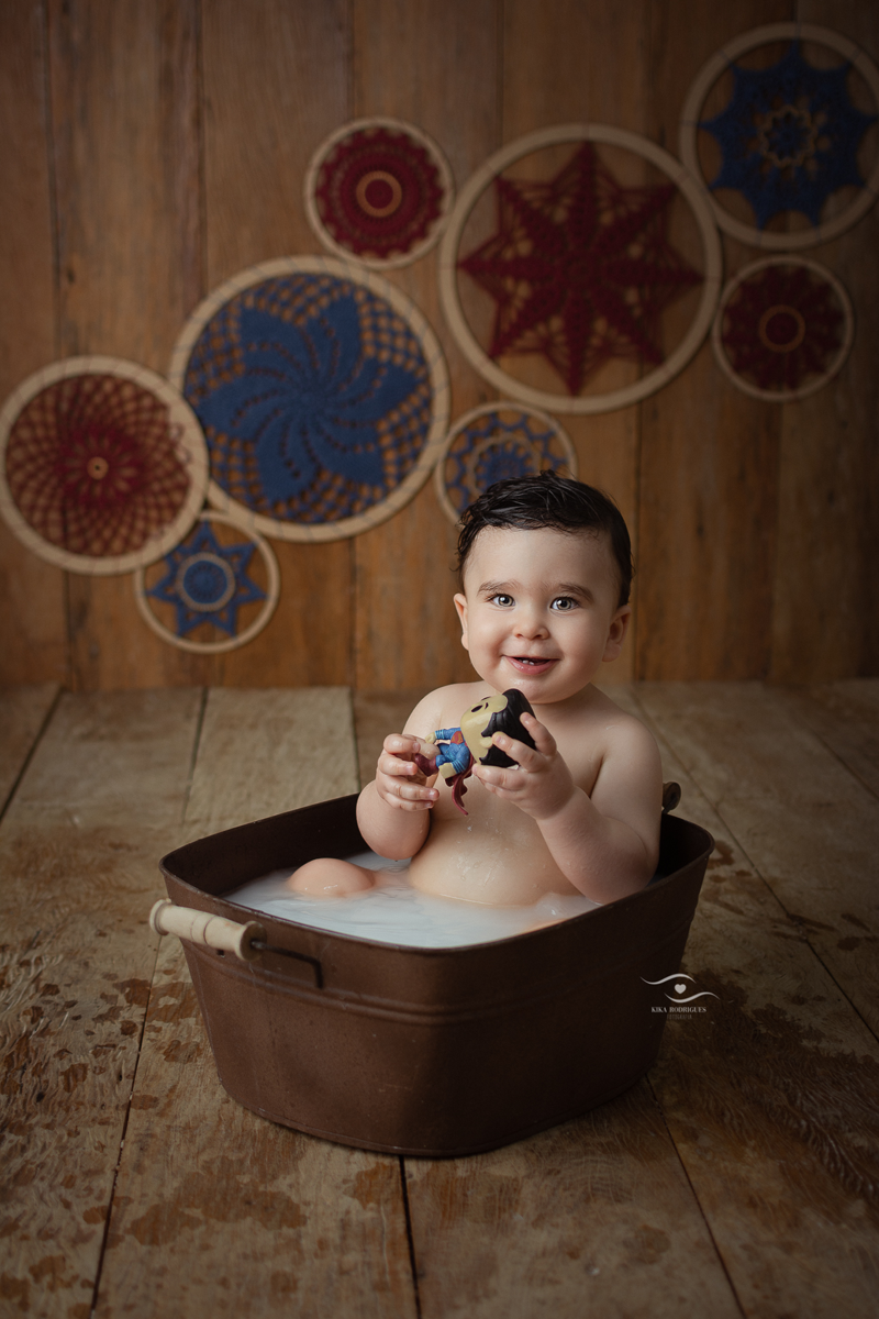 Cake Smash Boho, Kika Rodrigues, Guarulhos, kalel, super homem, vermelho e azul, boy, crochê, macrame, artesanal, marrom, madeira, close, sorriso