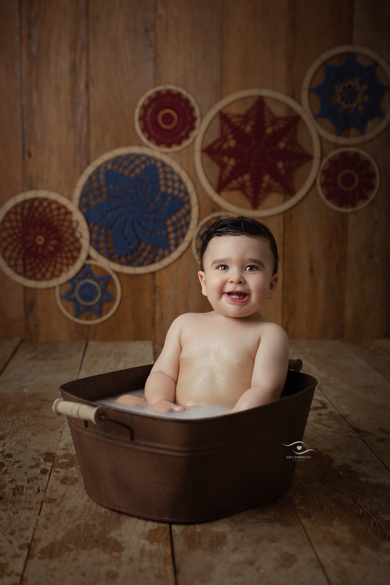 Cake Smash Boho, Kika Rodrigues, Guarulhos, kalel, super homem, vermelho e azul, boy, crochê, macrame, artesanal, marrom, madeira, close, sorriso