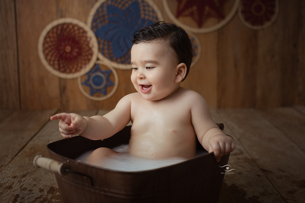 Cake Smash Boho, Kika Rodrigues, Guarulhos, kalel, super homem, vermelho e azul, boy, crochê, macrame, artesanal, marrom, madeira, close, sorriso