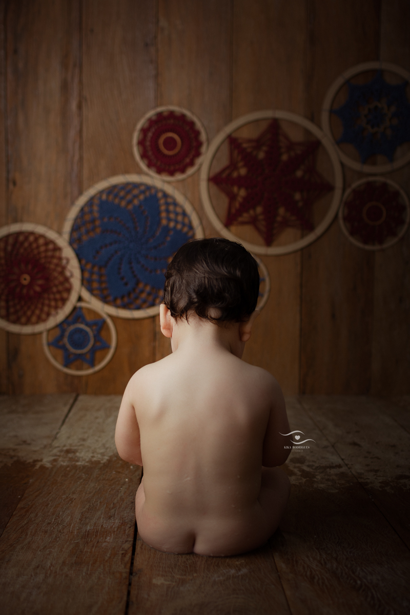 Cake Smash Boho, Kika Rodrigues, Guarulhos, kalel, super homem, vermelho e azul, boy, crochê, macrame, artesanal, marrom, madeira, close, sorriso