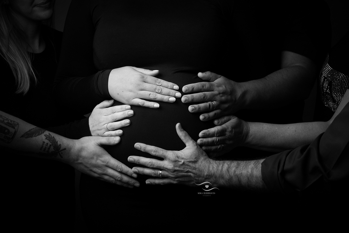 ensaio gestante, estúdio fotográfico em guarulhos, kika rodrigues, barriga, cinza, clássico, luxo, boho, macrame, croche, bebê barriga, casal, família, pais, avós, mãos que cuidam