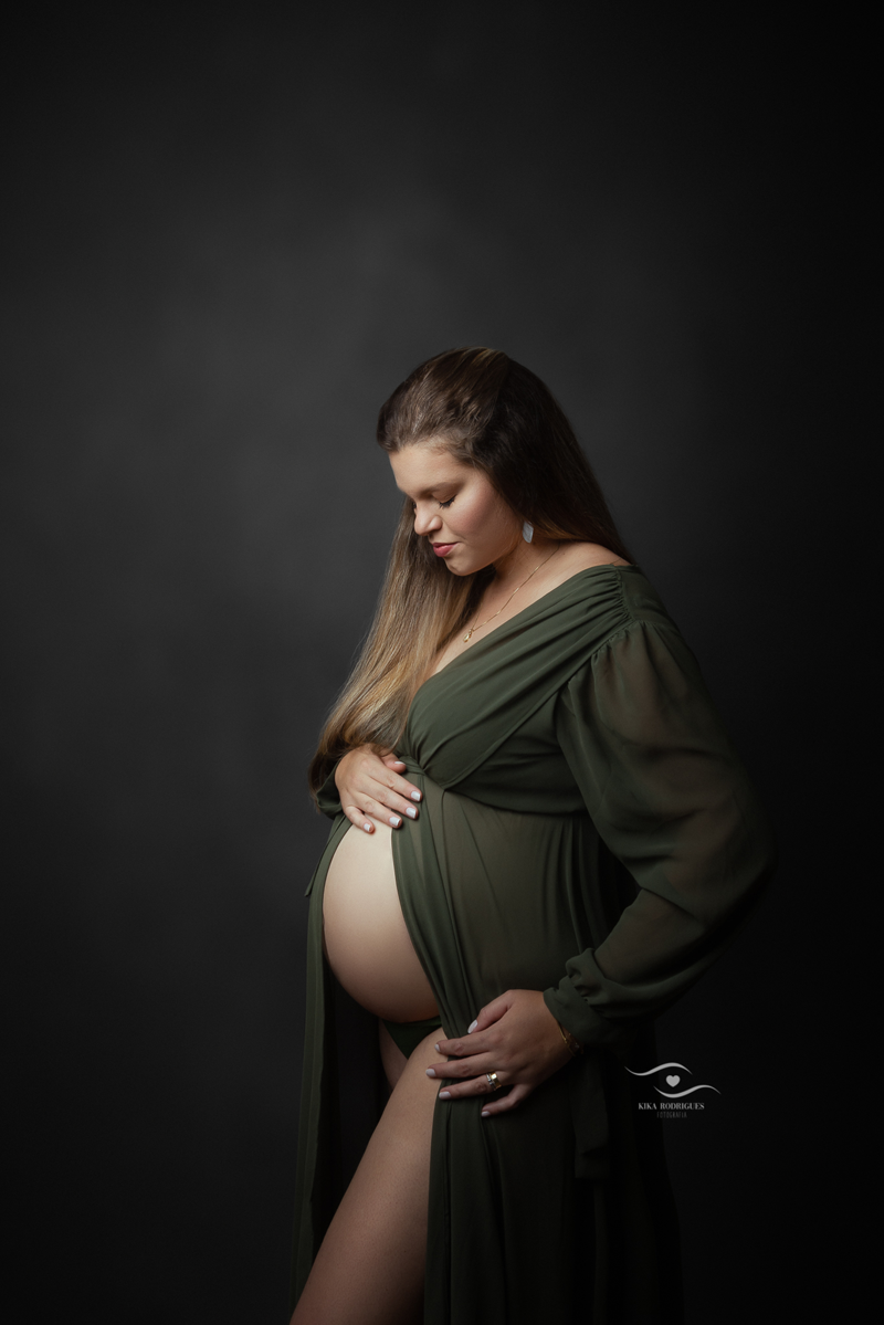 ensaio gestante, estúdio fotográfico em guarulhos, kika rodrigues, barriga, cinza, clássico, luxo, boho, macrame, croche, bebê barriga, casal, família, pais, avós, mãos que cuidam