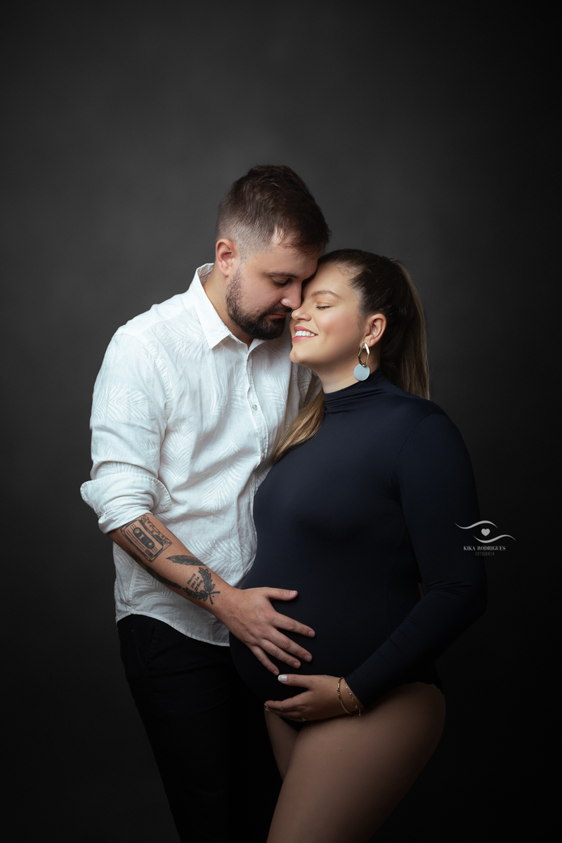 ensaio gestante, estúdio fotográfico em guarulhos, kika rodrigues, barriga, cinza, clássico, luxo, boho, macrame, croche, bebê barriga, casal, gestante, body preto,