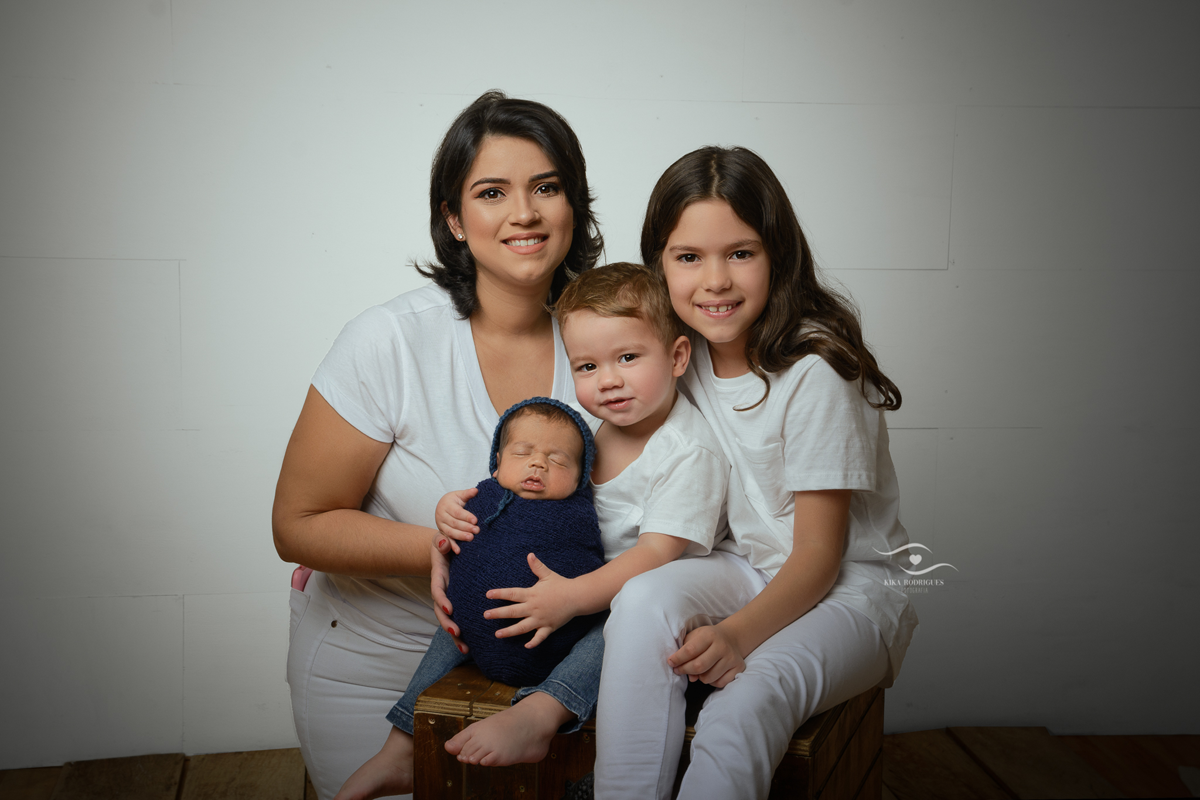 kika, rodrigues, newborn, guarulhos, recemnascido, baby, fotografo, estudio, fotografia, ensaionewborn, azul, azul marinho, boho, classico, chique, rustico, elegante, sofisticado, luxo, artesanal, artesanato, croche, macrame, pose mãe e irmãos