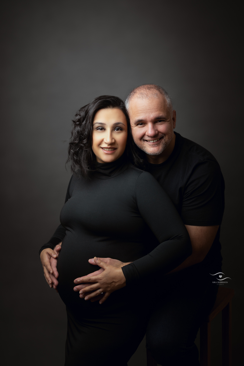 ensaio gestante, estúdio fotográfico em guarulhos, kika rodrigues, barriga, cinza, clássico, luxo, boho, macrame, croche, bebê barriga, casal, pais, família