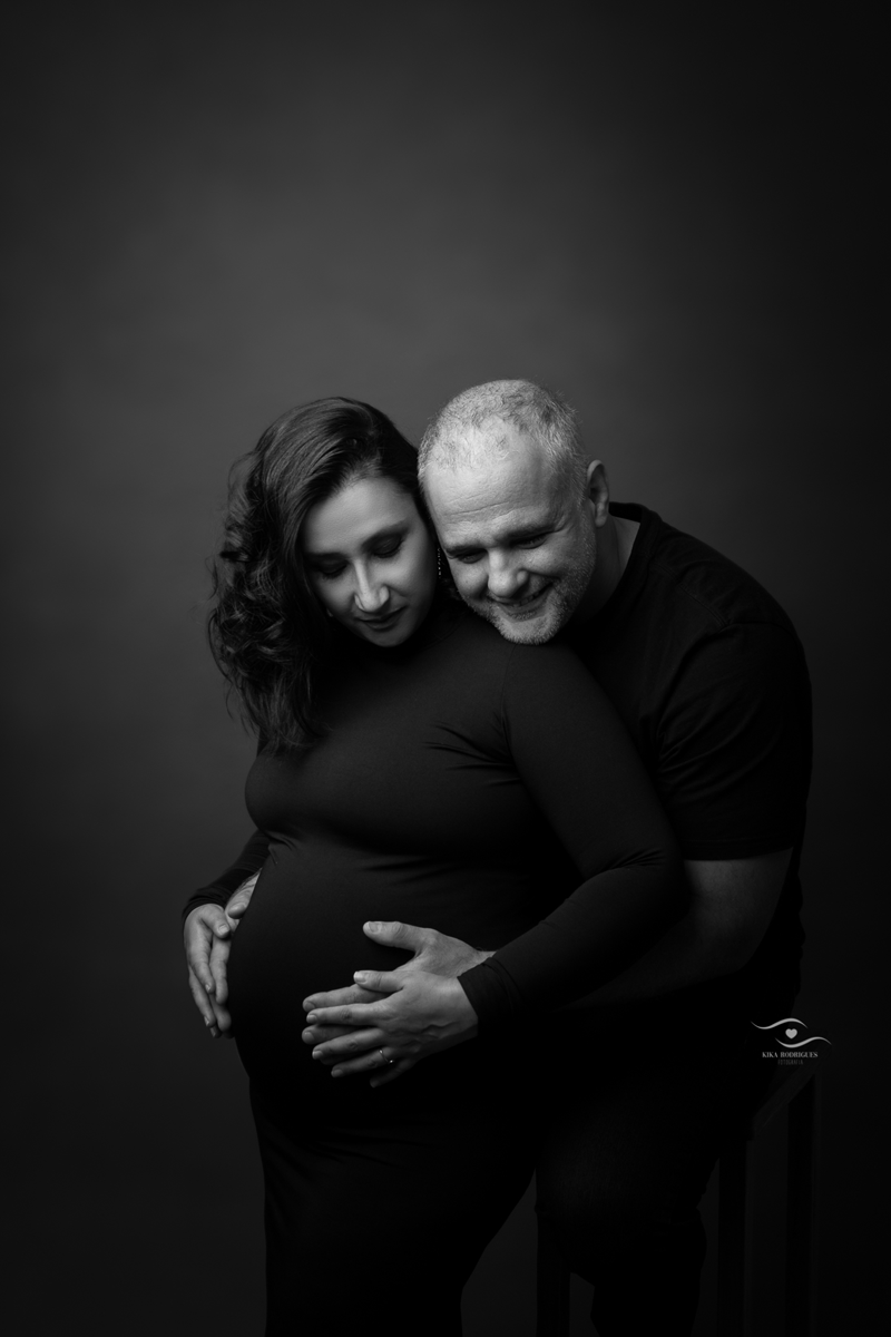 ensaio gestante, estúdio fotográfico em guarulhos, kika rodrigues, barriga, cinza, clássico, luxo, boho, macrame, croche, bebê barriga, casal, pais, preto e branco