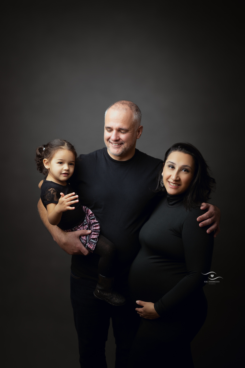 ensaio gestante, estúdio fotográfico em guarulhos, kika rodrigues, barriga, cinza, clássico, luxo, boho, macrame, croche, bebê barriga, casal, afeto, cuidado, família