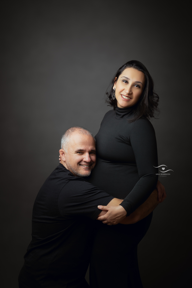 ensaio gestante, estúdio fotográfico em guarulhos, kika rodrigues, barriga, cinza, clássico, luxo, boho, macrame, croche, bebê barriga, casal, afeto, cuidado, família, pais