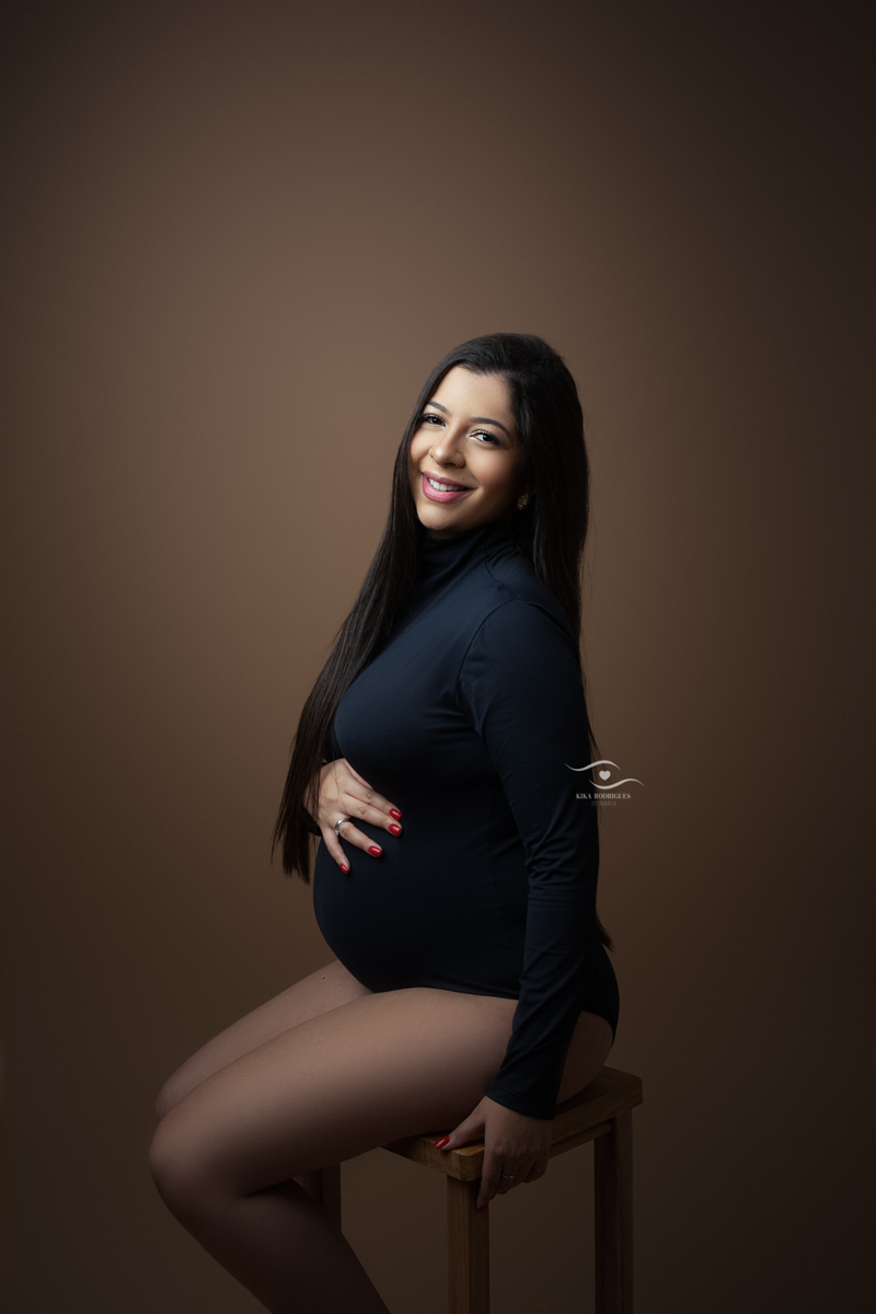 
ensaio gestante, estúdio fotográfico em guarulhos, kika rodrigues, barriga, cinza, clássico, luxo, boho, macrame, croche, bebê barriga, marrom, preto
