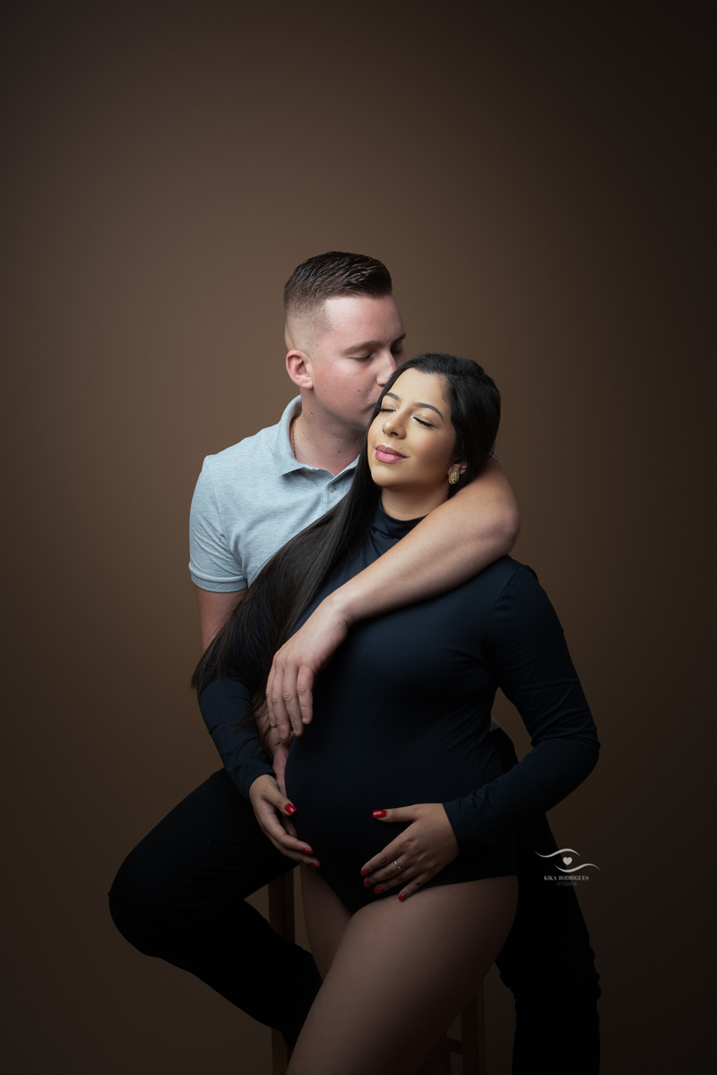 
ensaio gestante, estúdio fotográfico em guarulhos, kika rodrigues, barriga, cinza, clássico, luxo, boho, macrame, croche, bebê barriga, marrom, preto