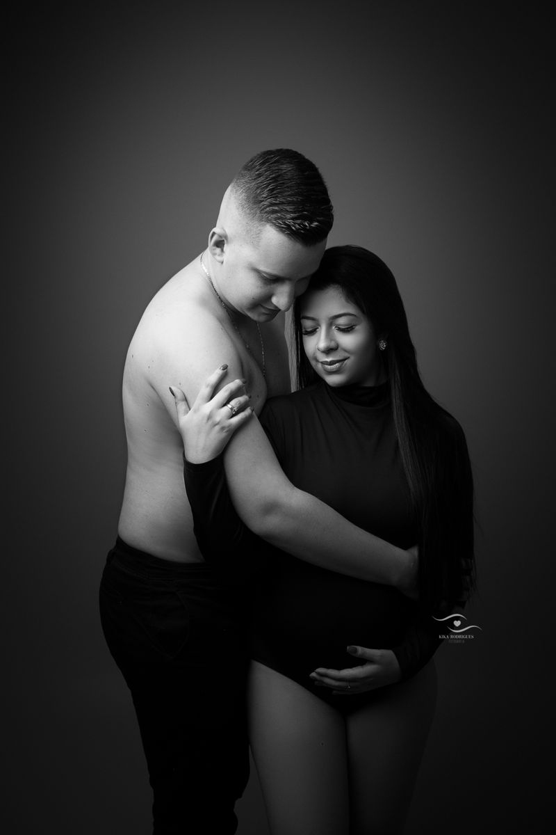 
ensaio gestante, estúdio fotográfico em guarulhos, kika rodrigues, barriga, cinza, clássico, luxo, boho, macrame, croche, bebê barriga, marrom, preto