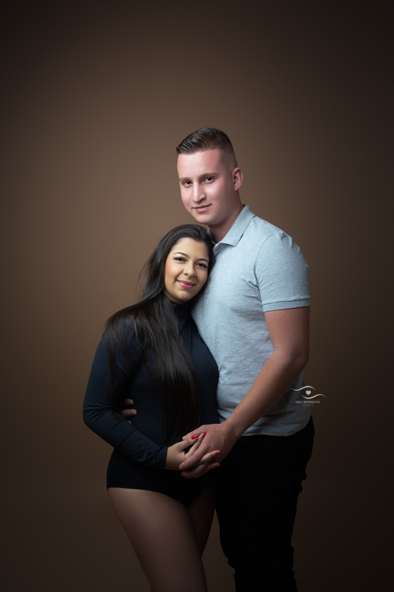 
ensaio gestante, estúdio fotográfico em guarulhos, kika rodrigues, barriga, cinza, clássico, luxo, boho, macrame, croche, bebê barriga, marrom, preto