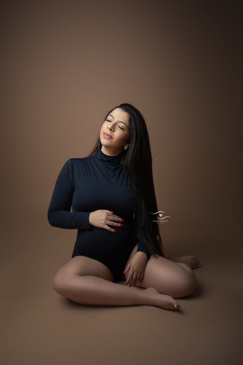 
ensaio gestante, estúdio fotográfico em guarulhos, kika rodrigues, barriga, cinza, clássico, luxo, boho, macrame, croche, bebê barriga, marrom, preto