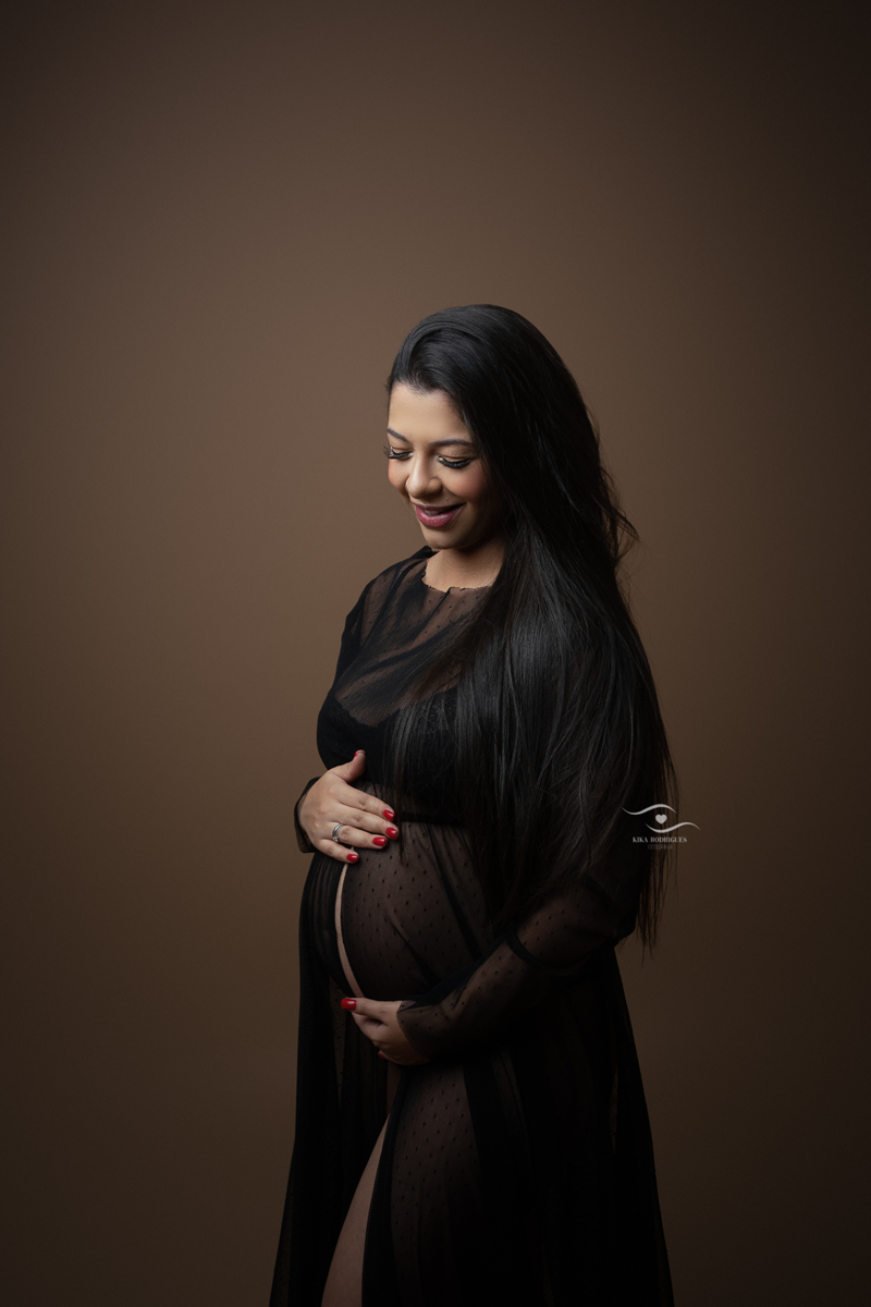 
ensaio gestante, estúdio fotográfico em guarulhos, kika rodrigues, barriga, cinza, clássico, luxo, boho, macrame, croche, bebê barriga, marrom, preto