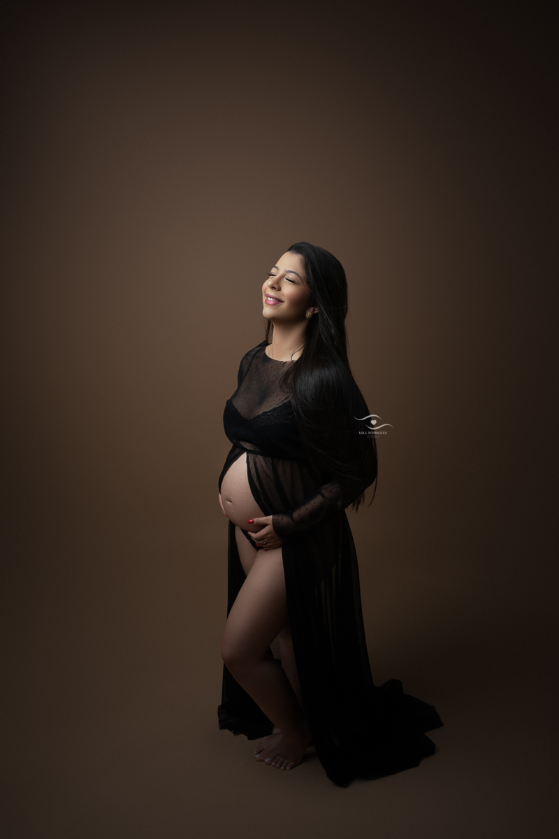 
ensaio gestante, estúdio fotográfico em guarulhos, kika rodrigues, barriga, cinza, clássico, luxo, boho, macrame, croche, bebê barriga, marrom, preto