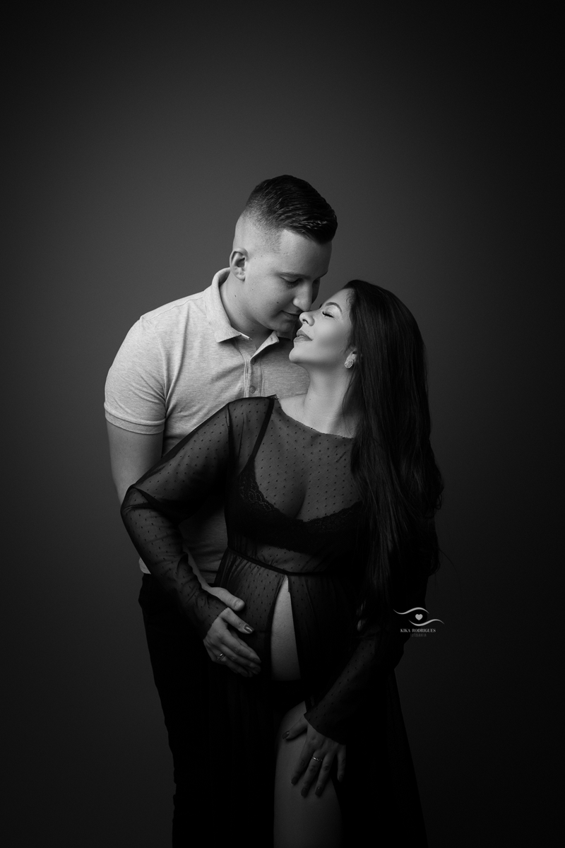 
ensaio gestante, estúdio fotográfico em guarulhos, kika rodrigues, barriga, cinza, clássico, luxo, boho, macrame, croche, bebê barriga, marrom, preto