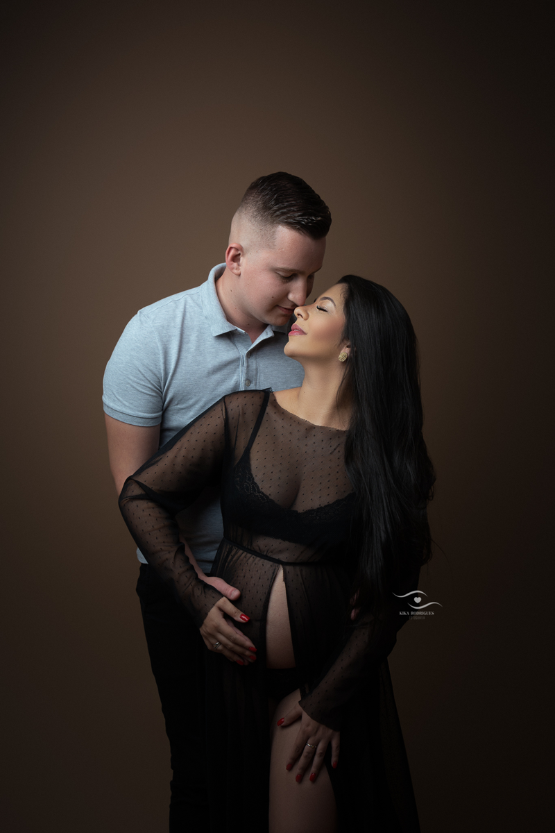 
ensaio gestante, estúdio fotográfico em guarulhos, kika rodrigues, barriga, cinza, clássico, luxo, boho, macrame, croche, bebê barriga, marrom, preto