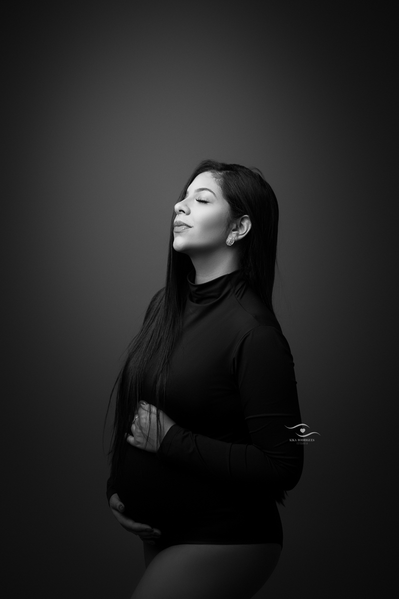 
ensaio gestante, estúdio fotográfico em guarulhos, kika rodrigues, barriga, cinza, clássico, luxo, boho, macrame, croche, bebê barriga, marrom, preto