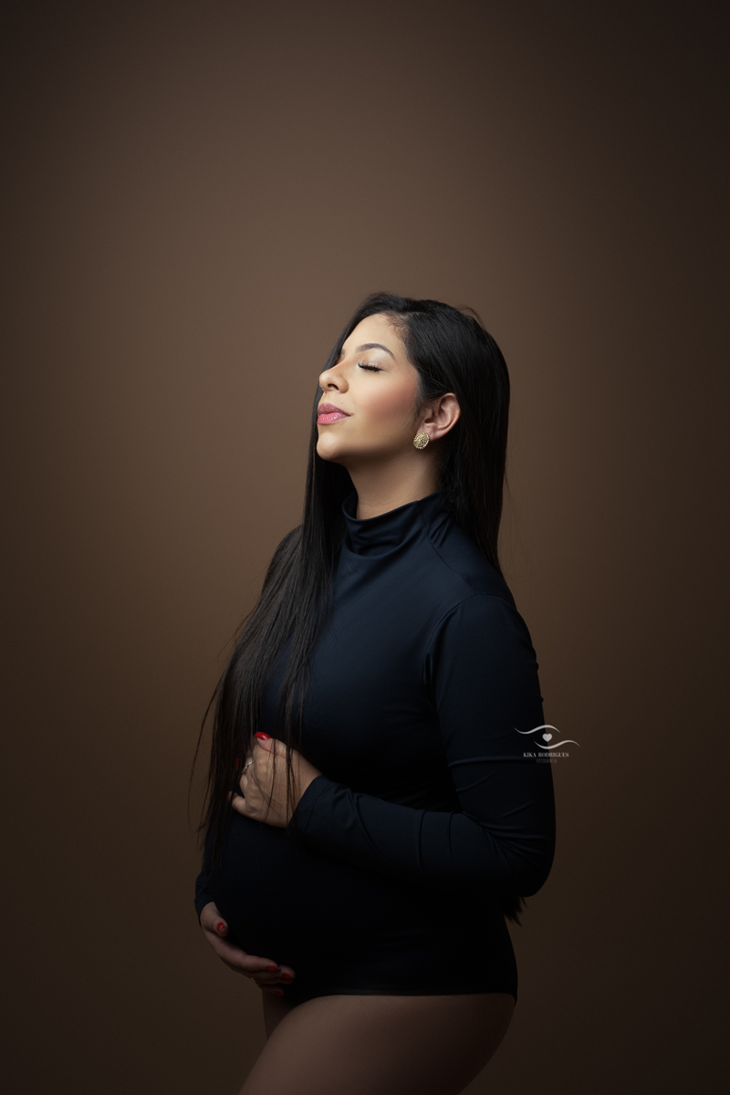 
ensaio gestante, estúdio fotográfico em guarulhos, kika rodrigues, barriga, cinza, clássico, luxo, boho, macrame, croche, bebê barriga, marrom, preto