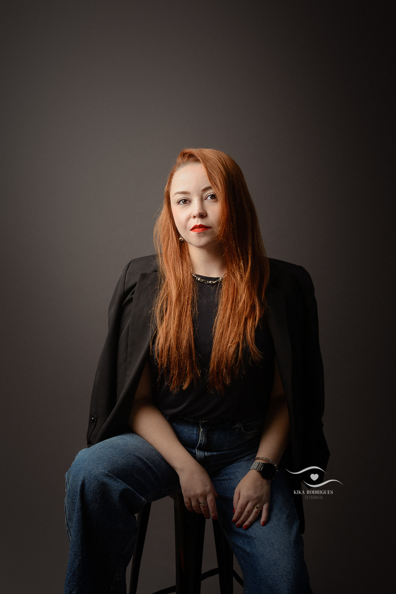 kikarodrigues, guarulhos, estudio, fotografia, ensaio, corporativo, classico, luxo, elegante, executivo, gerente, banco, profissional, cinza, sombra, café, estiloso, psicologo, autoridade