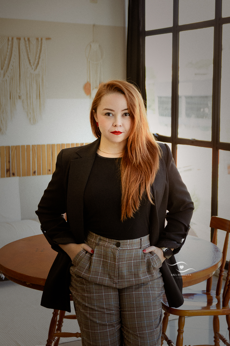 kikarodrigues, guarulhos, estudio, fotografia, ensaio, corporativo, classico, luxo, elegante, executivo, gerente, banco, profissional, cinza, sombra, café, estiloso, psicologo, autoridade